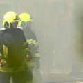 Gori kuća na petrovaradinu: Vatra progutala jednu prostoriju: Dva vatrogasna vozila na licu mesta (foto)