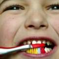 Zašto nije uvek najbolje prati zube dva puta dnevno