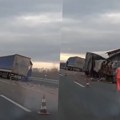 Stravičan sudar dva šlepera na auto-putu "Miloš Veliki": Roba iz jednog kamiona rasuta po kolovozu, drugi završio na zaštitnoj…