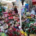 Paraćin u najraskošnijem cveću: Bogata osmomartovska ponuda u centru grada (foto)