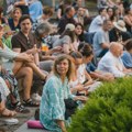 Mala scena za velike teme: Debatni program i anegdote Rejčel Kušner na početku Krokodil festivala
