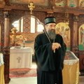 Mitropolit Arsenije uručio po 100.000 dinara pomoći porodicama koje su izgubile domove u požarima u Toplici i Jablaničkom…