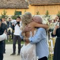 Otac je grli i plače Jelena Jovičić blista u uskoj, providnoj venčanici: Glumica stigla na gala slavlje u besnom džipu, muž u…