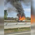Buktinja na auto-putu Miloš Veliki: Vozači snimili automobil u plamenu