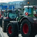 Protesti širom Francuske, poljoprivrednici uništavaju voće iz uvoza: Kolona traktora krenula ka Parizu