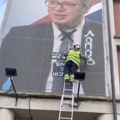 Haos u Mladenovcu: Išaran veliki Vučićev bilbord - "Vučiću, lopove!" (video)