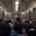 Muškarac upucan u glavu u metrou Uplašeni putnici pali na pod i sakrili se (video)