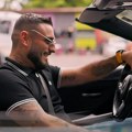 Darko Lazić u luksuznom autu vozi po gradu pred kamerama: Ne obazire se na zakonsku zabranu, a sa njim je i popularni pevač