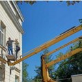 Nestrpljivi tata dizalicom došao u porodilište na Dedinju, jer nije mogao da dočeka da upozna sina