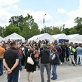 VIDEO Šta se dešava u Ćacilendu? Ore se patriotske pesme, redari i organizovane grupe stigli iz cele Srbije, policija ne zna…