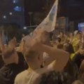Sedam meseci od tragedije, u Šapcu žurka blokadera uz glasnu muziku i pivo (video)