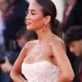 Zablistala u Veneciji: Tamara Kalinić prošetala crvenim tepihom u nesvakidašnjoj beloj haljini bez bretela: Sve oči su bile…