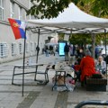 FOTO Đaci dežurali ispred škole, podignut i manji šator: Nova.rs ispred Pete gimnazije gde su učenici sinoć proglasili fizičku…