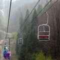Žičara sa oko 80 ljudi se zaustavila na planini u Ukrajini, u toku akcija spasavanja