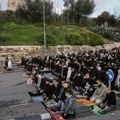 Bajram u senci barikada: Izrael zatvorio čuvenu džamiju u Jerusalimu, vernici klanjali na ulicama