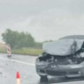 Smrskan prednji deo auta: Teška nesreća na autoputu između Sremske Mitrovice i Rume, stvaraju se zastoji (foto)