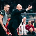 (Твитови) „Саша одлази“: Навијачи Црвене звезде осули дрвље и камење по тренеру након пораза!