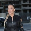 Tea Tairović kao srpska Lara Kroft, sve oči uprte u nju: Pevačica oduševila izgledom, evo ko joj je pravio društvo