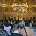 (Foto) Hram prepun vernika koji čekaju da se poklone Pojasu Presvete Bogorodice: Poznata voditeljka na kraju reda