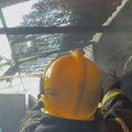 (Video) Požar u Novom Sadu: Zapalilo se više prostorija u stambenom objektu, vatrogasci na terenu