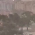 (Video) Otkinuti krov umalo zgnječio decu dok su se igrala: Stravična oluja pogodila Istanbul; avioni nisu mogli da slete…