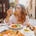 Navika koju mnogi imaju tokom jela - može da šteti zdravlju creva