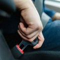 Nevezivanjem pojasa na zadnjem sedištu možete usmrtiti putnike: U Srbiji 20 odsto manje saobraćajnih nesreća