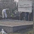 Spomenik srpskim vojnicima na groblju u Prištini vraćen na svoje mesto