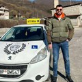 Humanost i veliko srce na delu: Vlasnik auto škole deci bez oba roditelja obezbedio besplatnu obuku za vozače