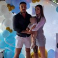 (Foto) nakon skandala ponovo zajedno: Tara Simov i Danilo Raičević srećni i nasmejani, slave sinu prvi rođendan: "Živote…