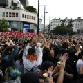 Odjekuju zvižduci za bardelu: Hiljade ljudi na ulicama Francuske slavi nakon debakla krajnje desnice na izborima (foto, video)