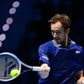 Medvedev u osmini finala – zvižduci za pobesnelog Cicipasa /video/