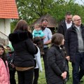 Vučević posetio porodicu sa osmoro dece u Kosjeriću: Obišao i radove na asfaltiranju puta Makovište - Drojići