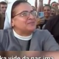 Скандалозно! Часна сестра из сремске митровице озарена на томпсоновом концерту Поручила: "Нека виде да нас има"