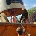 U zvona za staklenu ambalažu građani bacaju šta stignu - Neadekvatno odlaganje otpada ugrožava sistem reciklaže (FOTO)