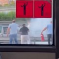 Zapalio se automobil kod Sava centra: Vozači autobusa odmah pritekli u pomoć (video)