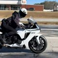 Kad vidite ko se krije iza kacige na brzom motoru dva puta ćete protrljati oči: Ovo niko nije očekivao