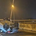 Познато стање младића (21) након судара на Мосту на Ади. Аутомобилом се преврнуо на кров, одбио транспорт до болнице (видео)