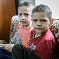 „Tata, ja sam njega zvao na rođendan, što on mene nije?“ Aca (9) i Relja (5) su u kandžama siromaštva