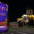 Ispred Skupštine Srbije postavljeni ukrašeni štandovi za božićno selo