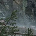 (Video) Brdo se obrušilo, komadi stena zatrpali put Nevreme u Crnoj Gori pravi kolaps: Dramatične scene na jednom od ključnih…