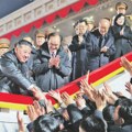 Kim Džong Un u jednoj ruci drži maslinovu grančicu, u drugoj raketu