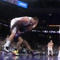 "Điha, đIha, četiri noge..." Hit scena na parketu: Jokić zajahao rivala i zapalio društvene mreže! Ameri gledaju i vrište od…