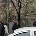 Dojava o bombi u školi u Beogradu: Nastava obustavljena, učenici i profesori etš Nikola Tesla evakuisani (foto)
