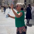 Снимак из Београда запалио мреже! Жена пришла уличној певачици у Кнезу, оставила новац - па урадила нешто несвакидашње…