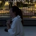 Аница Лазић се презнојава на врху зграде: Утегла се у хеланке и вежба, у рукама - огромни тегови
