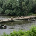 Vojska premostila Veliku Moravu kod Svilajnca: Ponton od danas za motorna putnička vozila, motore i pešake (foto)
