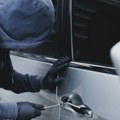 Filmska drama kod Obrenovca: Ukrao auto, sleteo s puta, pa pobegao - na sedištu ostavio ključni dokaz!