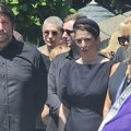 Sahranjena Olivera Katarina: Sin nemo gledao u sanduk, tužne scene na Novom groblju
