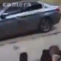 (Uznemirujući snimak) Šutiraju ga u glavu, udaraju se motkom... Brutalna porodična tuča nasred ulice u Novom Pazaru, oglasio…